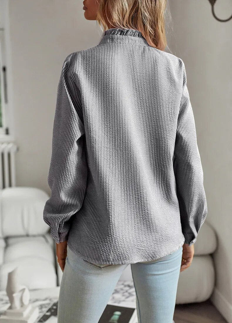 Designet elegant langermet bluse