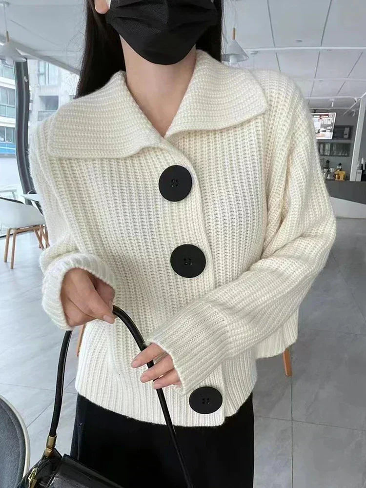 Holly - elegante strickjacke mit knopfverschluss