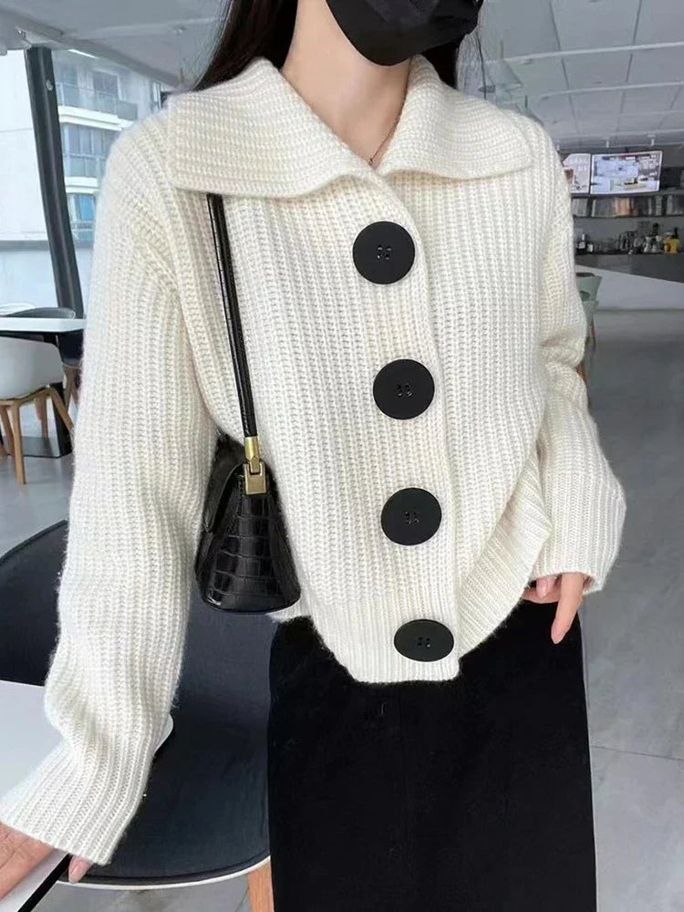 Holly - elegante strickjacke mit knopfverschluss