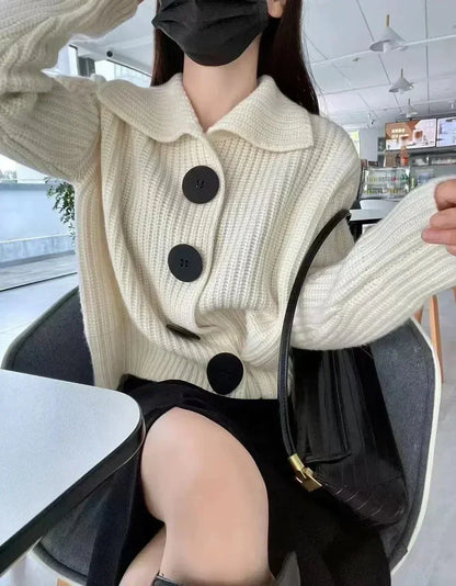 Holly - elegante strickjacke mit knopfverschluss